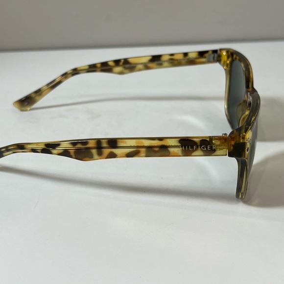 Tommy Hilfiger Women’s Brown Tortoise Chic Classic Classy Sunglasses - Picture 3 of 7